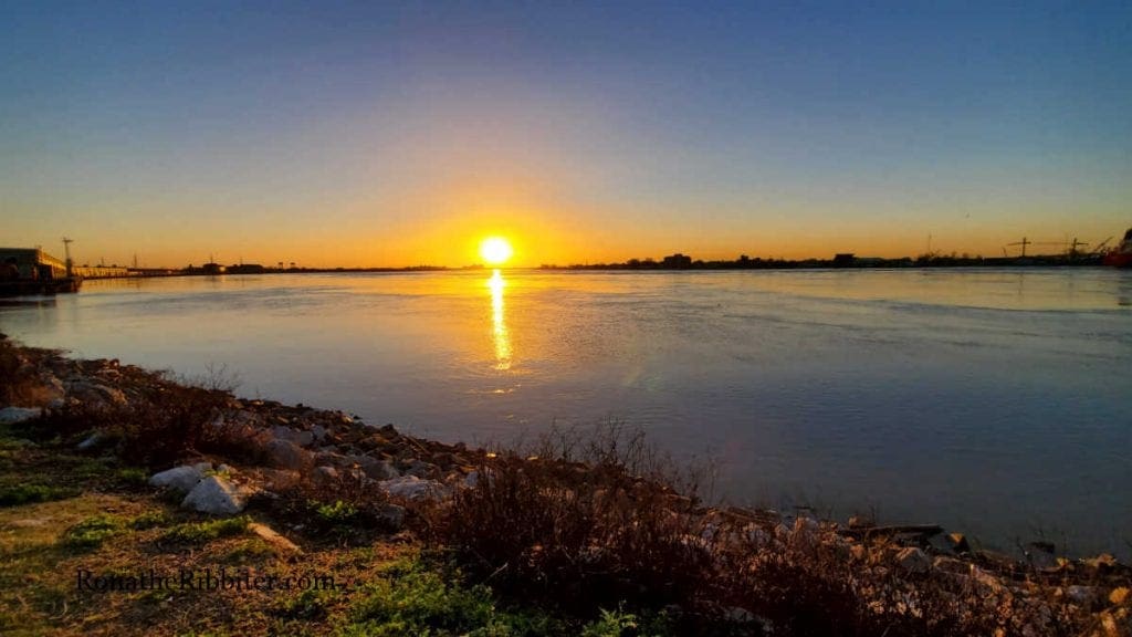Sunrise on the Mississippi River in New Orleans | Rona the Ribbiter
